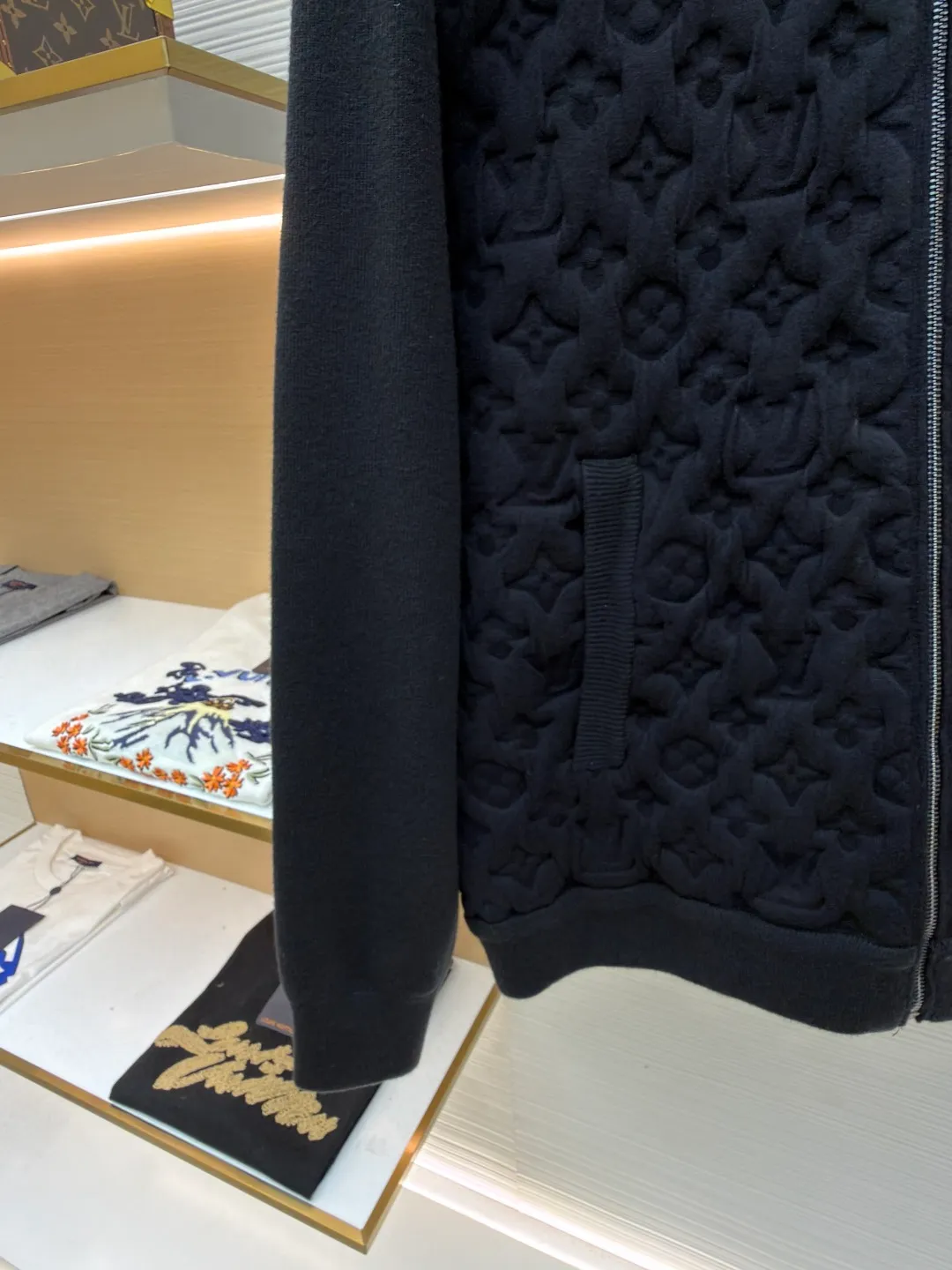 LOUIS VUITTON padded wool bomber jacket ●Original version: 25100 purchase and development ●Item number: 1681567-C10 ●Fabric: wool interwoven three-dimensional jacquard fabric ●Technology: embossed production ●Color: black ●Version: fitted version ●Weight: about 1340 grams ●Size: S-M-L-XL ●Description: Custom-woven wool interwoven three-dimensional jacquard fabric, soft as clouds, thick and solid Every inch of fiber contains a heavy warmth. The classic black tone exudes an innate sense of luxury. Full-width Monogram quilting is used to reconstruct the texture of the body. Each diamond grid reshapes the flat totem on the canvas into a relief building of the body. Textures of different shades are raised like reliefs. The neat frame supported by the texture. Quilted padding reconstructs the temperature philosophy of the bomber jacket. Let the iconic symbol become a walking art, molding three-dimensional Monogram embossing process Permanently shape the relief outline. Prioritize the customization of metal molds and precision lamination technology to permanently shape the Monogram pattern with an embossed three-dimensional texture. Form a three-dimensional texture with both visual concave and convex feeling and tactile relief feeling, using a laser projection positioning system. The split mold modules are accurately aligned on the fabric according to the Monogram arrangement rules to ensure that the full-width pattern is continuous and without misalignment. Multi-layer composite lining uses precise composite adhesive lining + elastic sponge + isolation film. Three layers of functional materials form the structural support of the fabric, lining and lining. To ensure that the Monogram pattern can be three-dimensionally raised and permanently shaped during molding, the shape is fixed, and the washing water of the garment is softened and deodorized. The clothes are deeply cleaned and deodorized through professional washing equipment and specific detergents to improve the feel and appearance of the clothes. The overall wiring is straight and delicate, the fabric is comfortable and soft, and the color is consistent without color difference. It can be matched with the same style to create a fashionable look and control various occasions. Customized accessories, complete with three standards, same style for men and women!